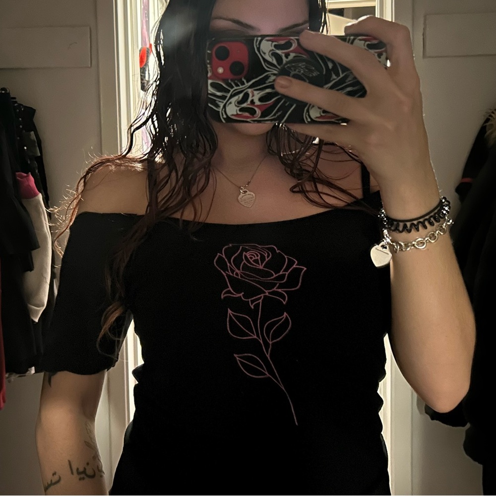 off shoulder cut cropped black and pink rose tee